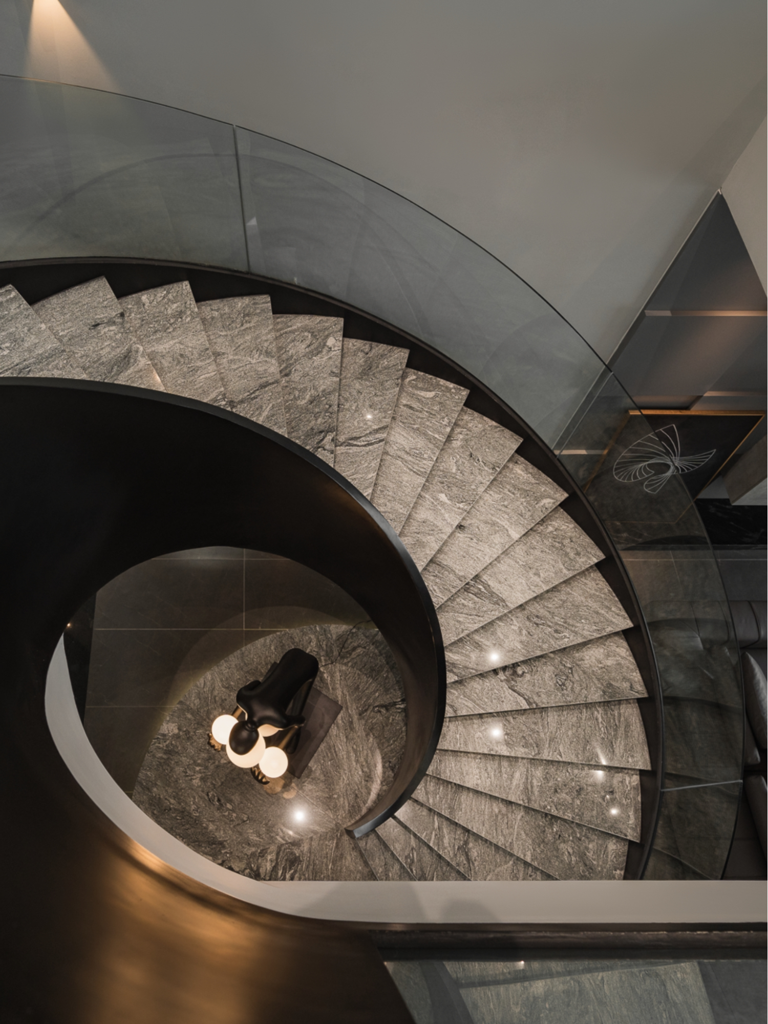 Ciputra Villa 01 gây ấn tượng với cầu thang xoắn ốc được chế tác từ đá tự nhiên nguyên khối