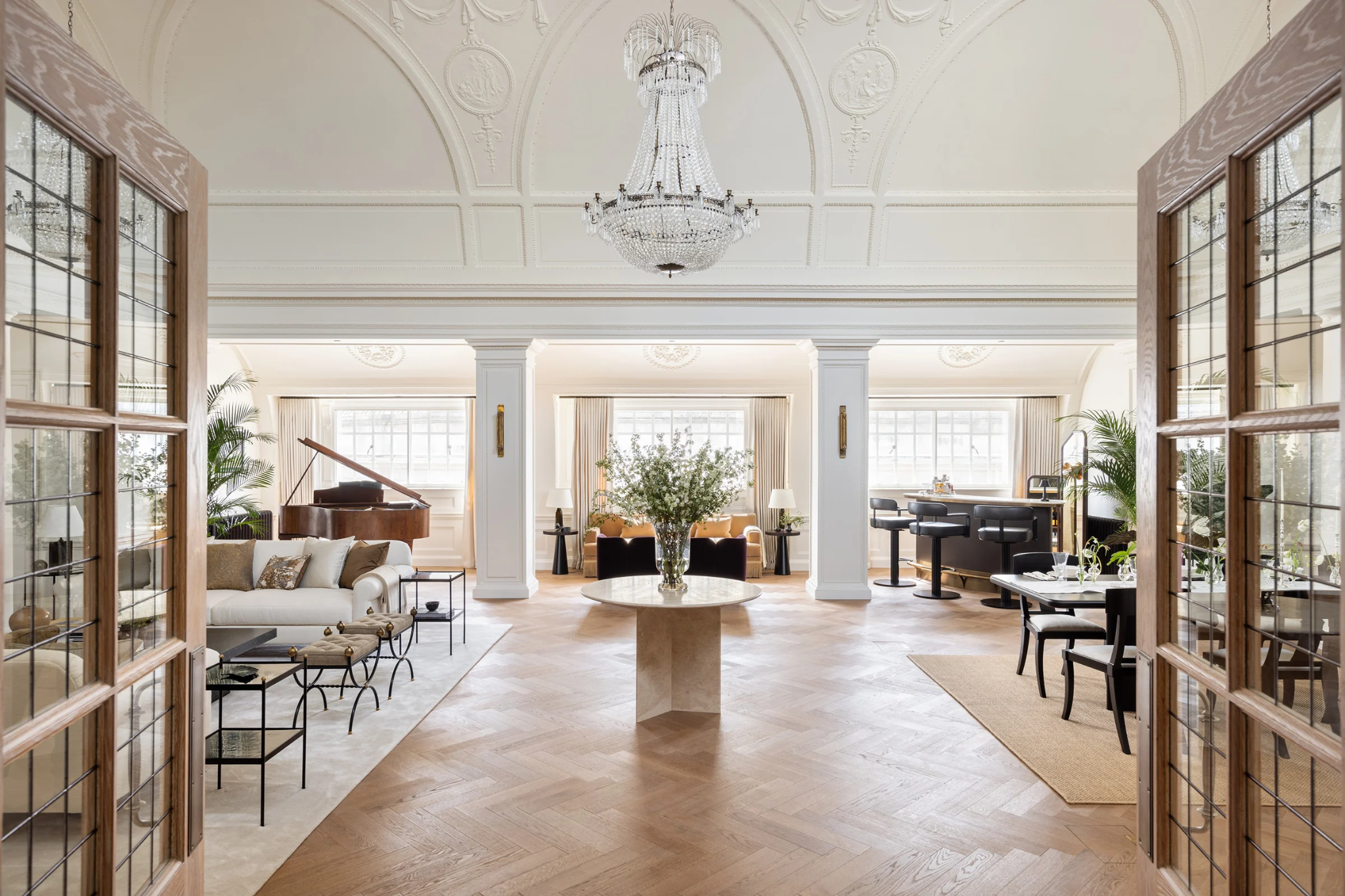 Phòng khách thông tầng tân cổ điển