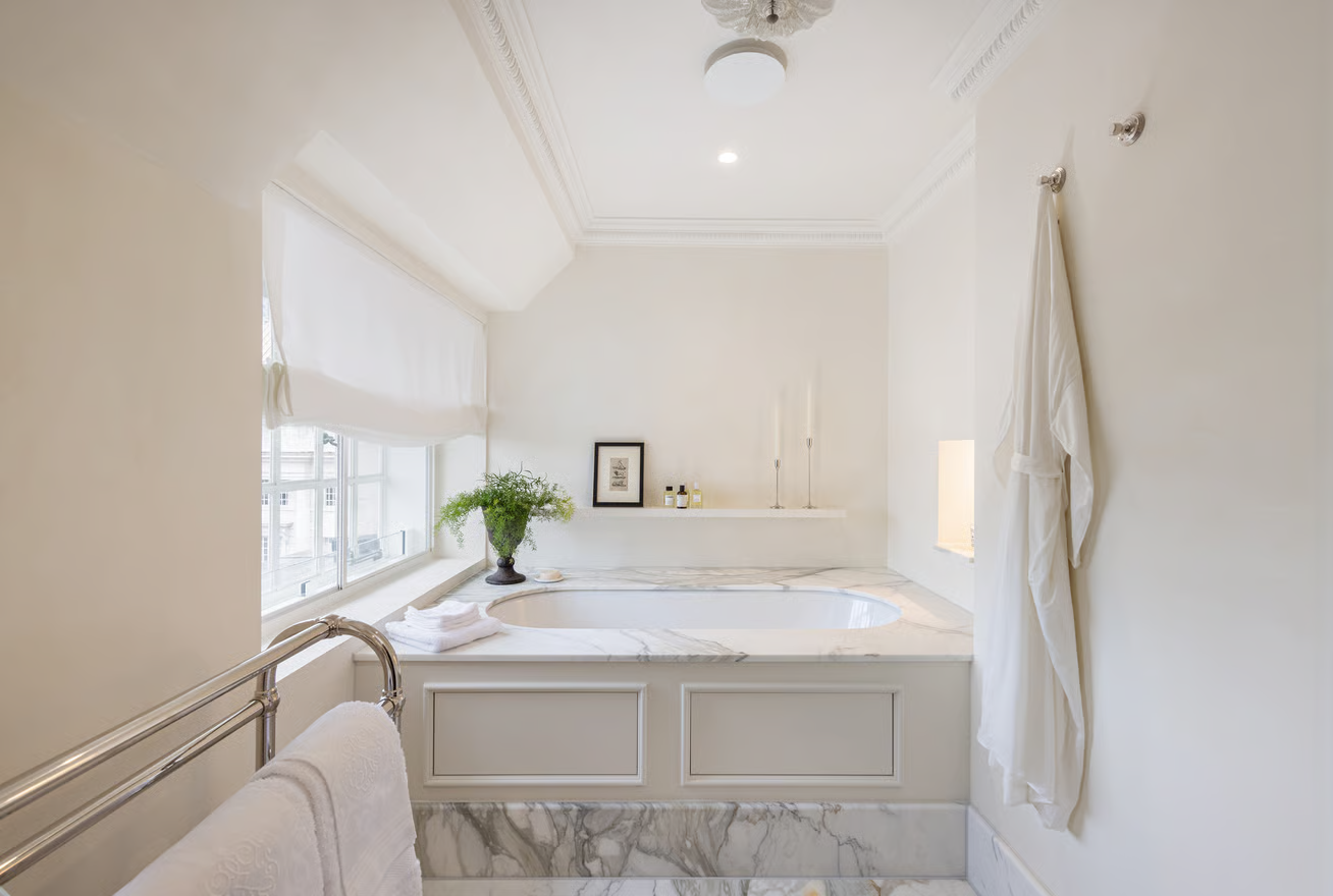 WC / phòng tắm tân cổ điển cao cấp trong căn hộ Duplex