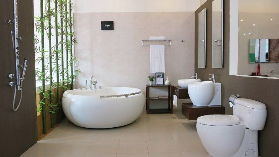 Phòng tắm Á Đông với bố cục mở, thư giãn