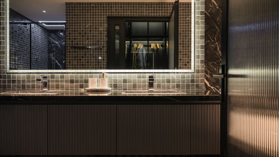 Lavabo trắng trên mặt đá đen