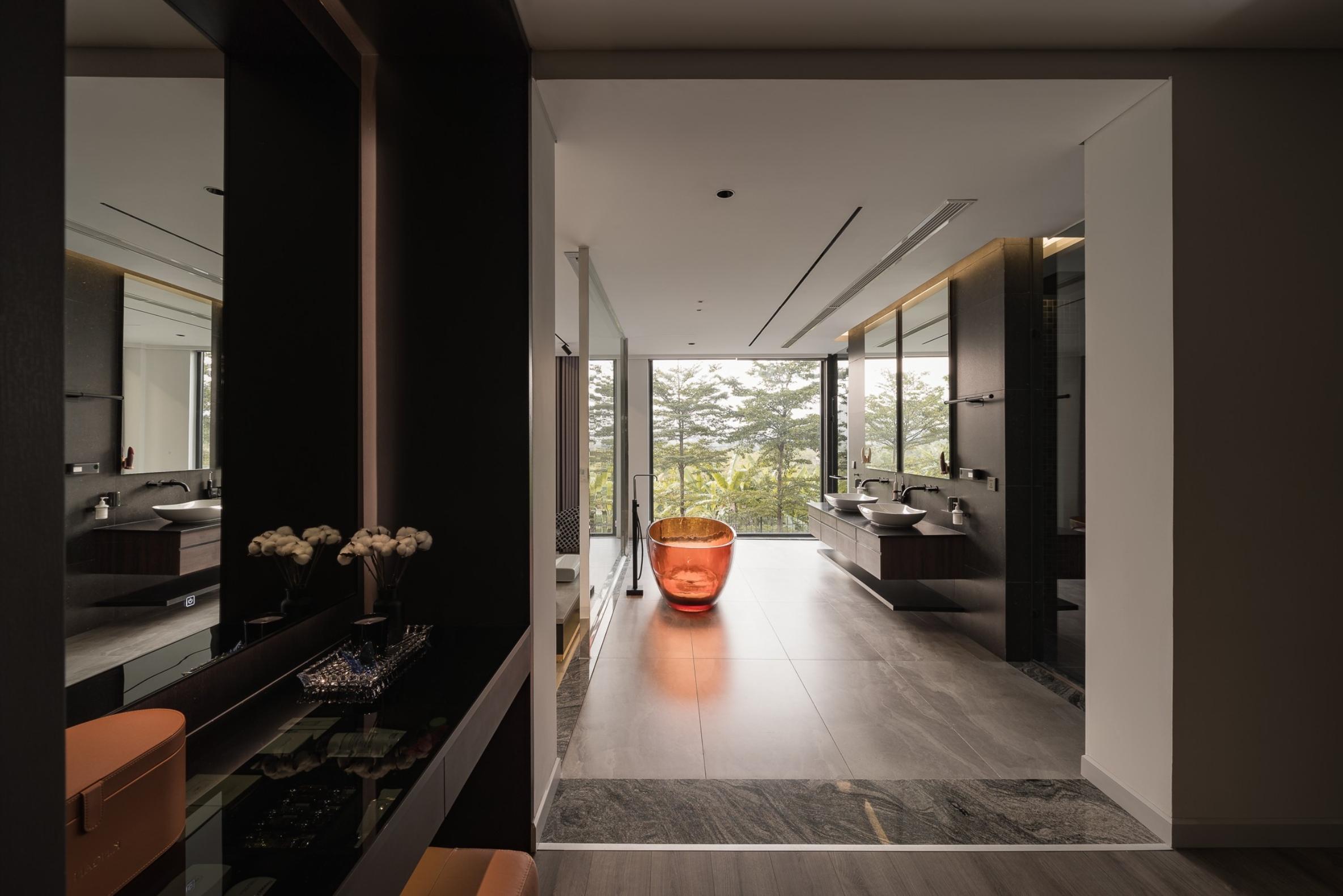 Phòng tắm với phong cách thiết kế nội thất kiểu Ý giống như một spa tại gia