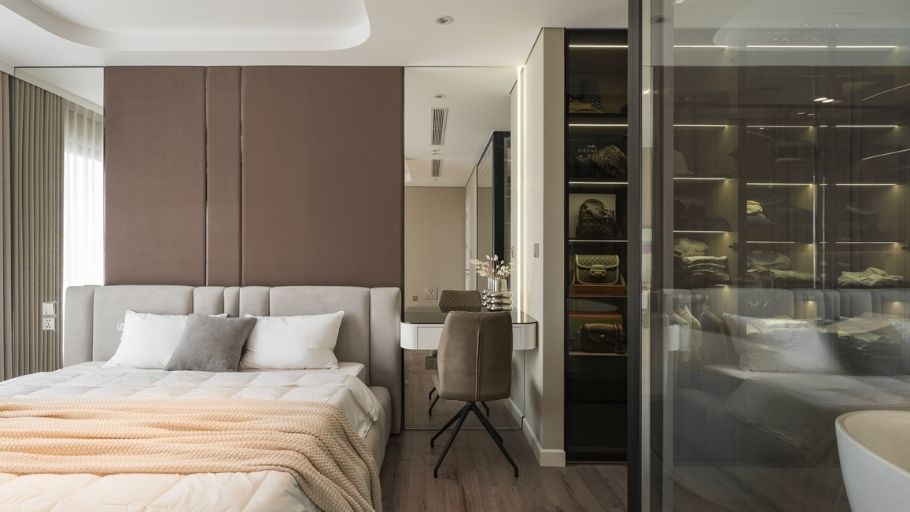 Từ walk-in wardrobe kính đến đầu giường taupe