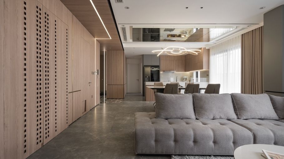 Full view warm luxury - fluted gỗ, boucle sofa và mirrored ceiling tạo chiều sâu vô tận