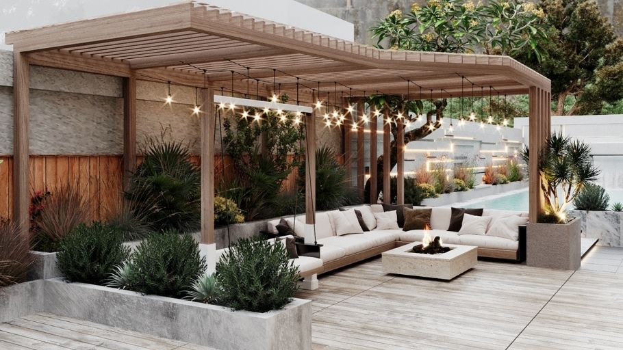 Terrace ngoài trời đẳng cấp với pergola gỗ tự nhiên, bộ sofa góc rộng rãi, lò sưởi lửa trung tâm và hệ thống đèn dây tạo không khí ấm cúng