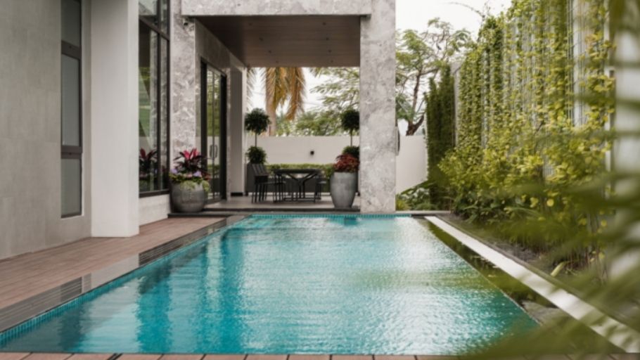 Không gian sân vườn xanh mát bao quanh hồ bơi vô cực