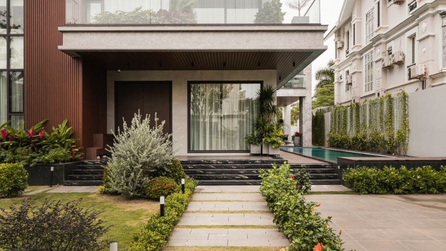 Lối vào chính dẫn đến khu vực hồ bơi trung tâm