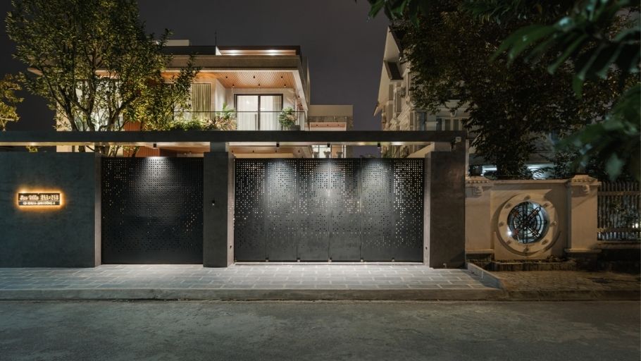 Mặt tiền biệt thự về đêm với cổng sắt laser-cut tinh xảo