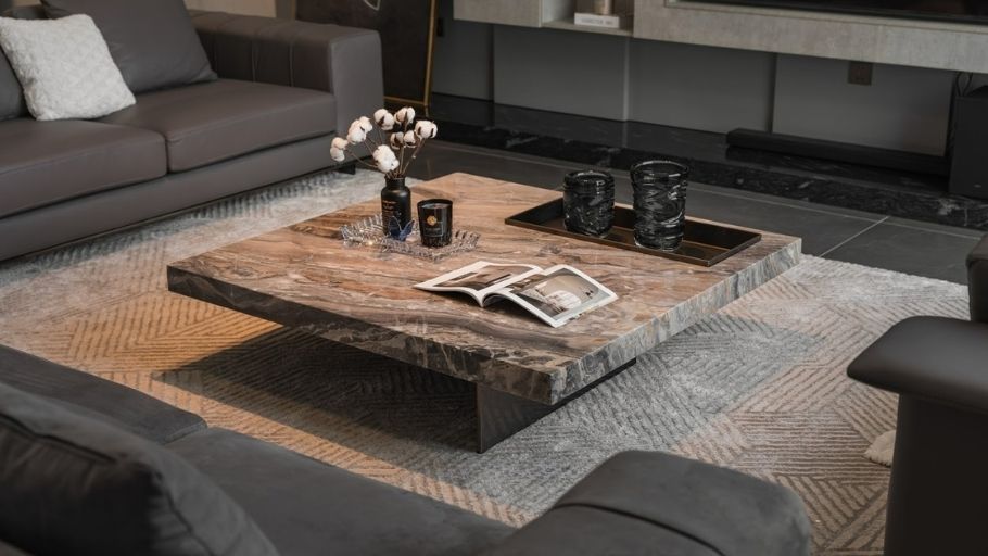 Sự lạnh lẽo của sắc tối được cân bằng bởi hơi ấm từ bàn trà