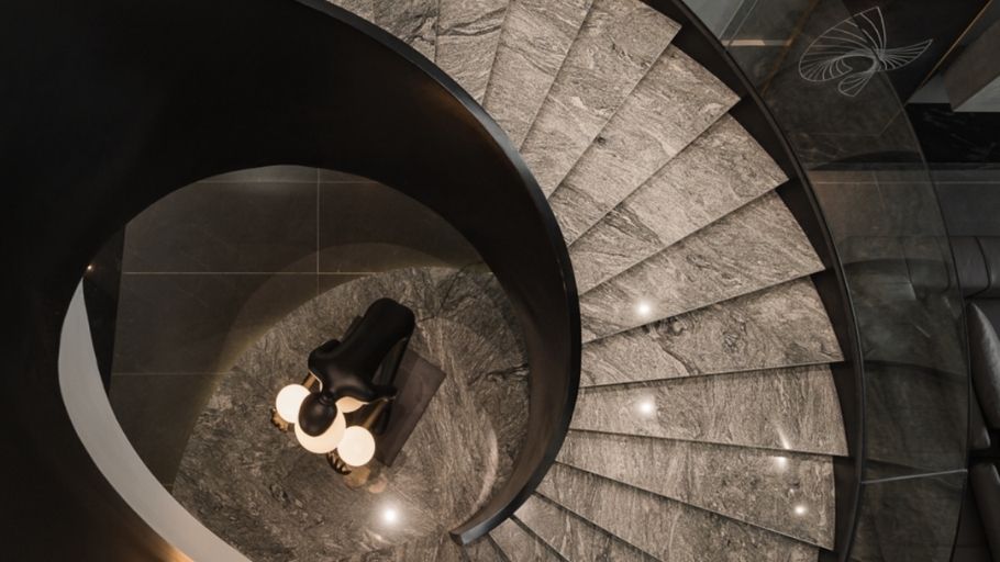 Cầu thang xoắn ốp đá tự nhiên