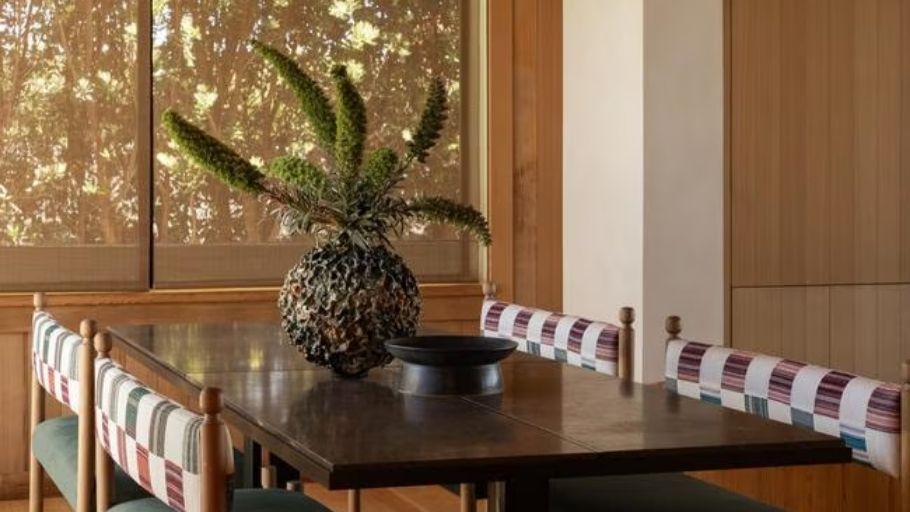 Phòng bếp với nội thất biệt thự gỗ phong cách nhiệt đới