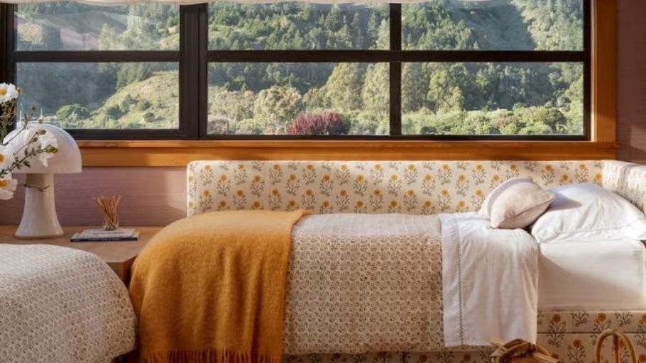 Phòng ngủ với nội thất biệt thự gỗ phong cách nhiệt đới