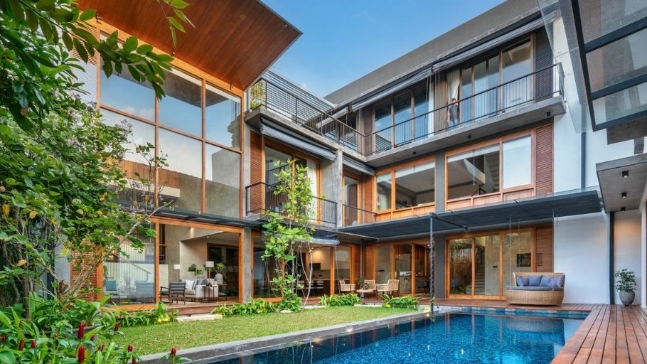 Biệt thự nổi bật với màu nâu gỗ ốp ngoài