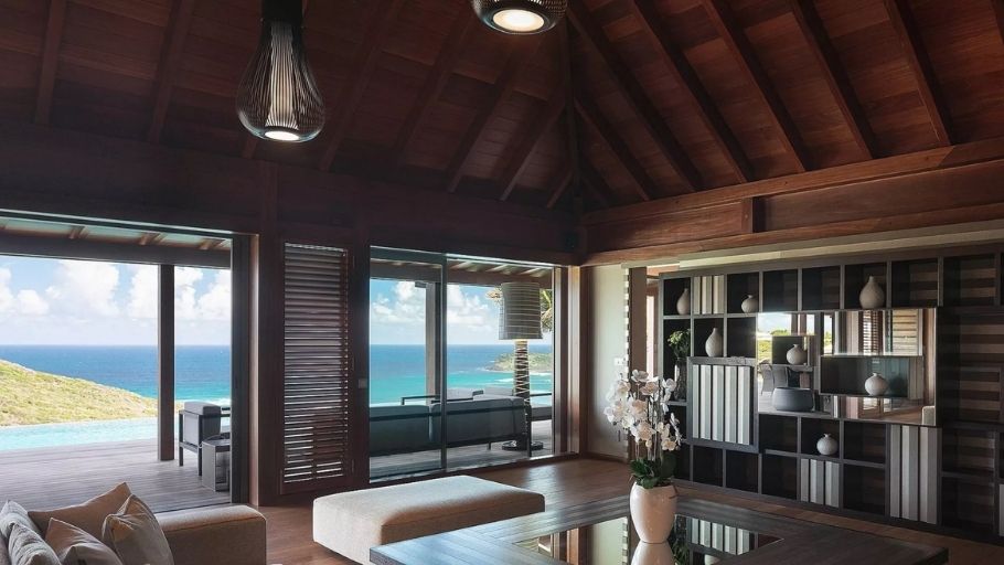 Phòng khách mở rộng rãi ôm trọn view biển