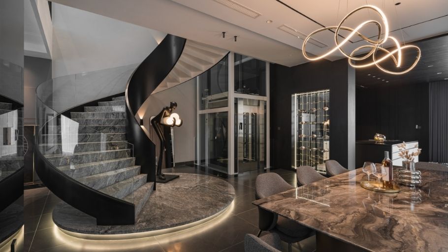 Cầu thang xoắn kính và đá marble đen sang trọng