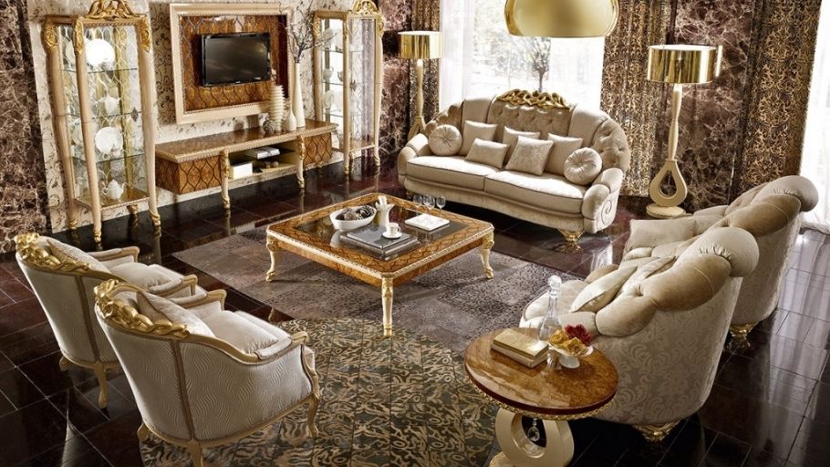 Phòng khách cổ điển với sofa vàng kim, bàn trà và sàn marble