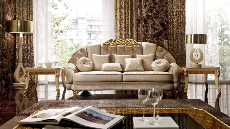 Bộ sofa da be, rèm damask và sàn đá tối màu