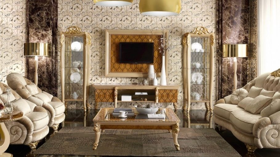 Không gian tiếp khách đẳng cấp, tủ kính vàng, sofa uốn cong và đèn chùm