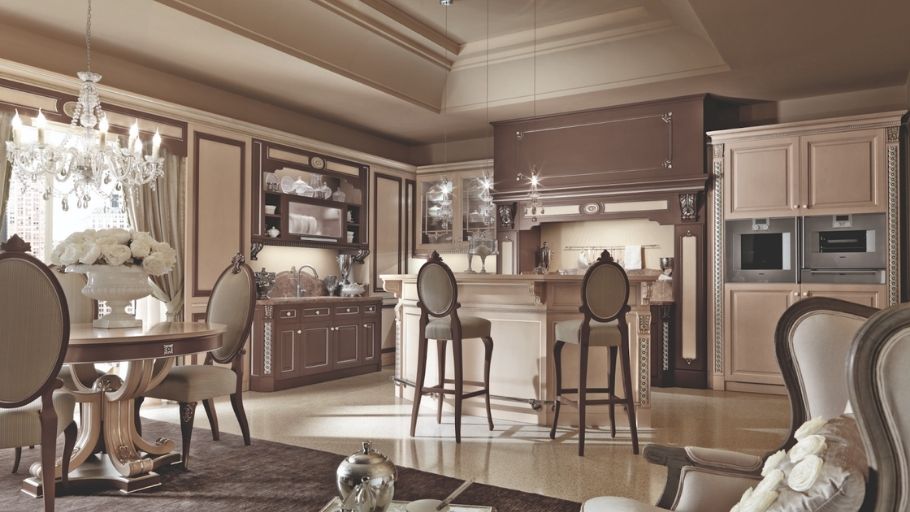 Phòng bếp tân cổ điển ấm cúng với tủ gỗ sơn be, đèn chùm pha lê và quầy đá marble