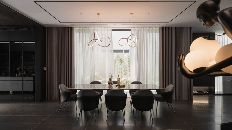 Phòng ăn tinh tế với bàn đá, ghế bọc da và đèn chùm