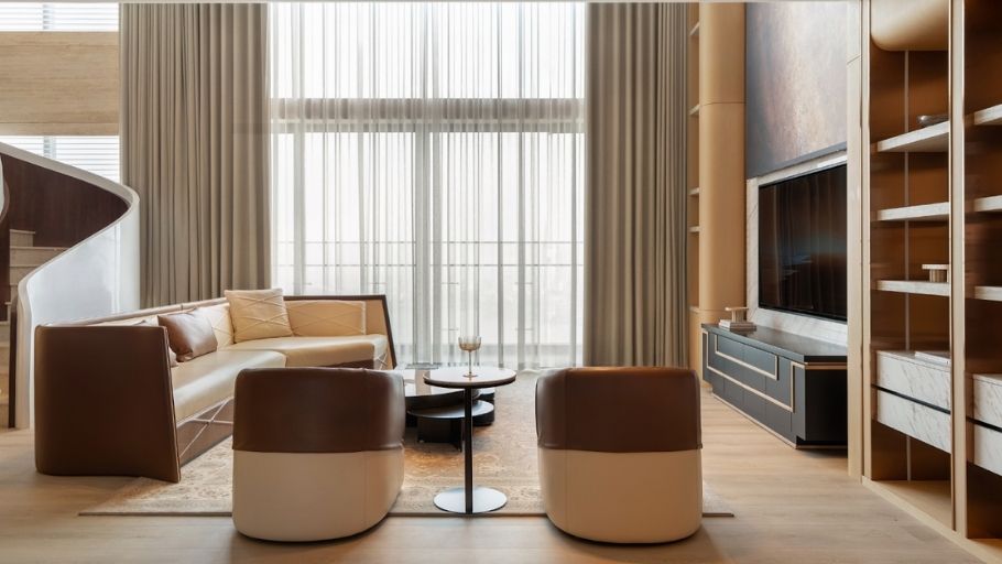 Phòng khách gây choáng ngợp với khoảng thông tầng bề thế