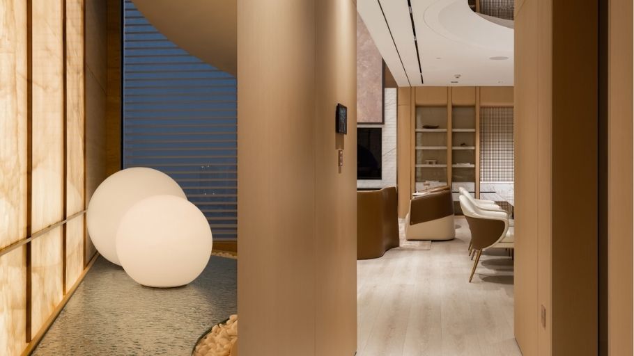 Những khối đèn cầu đặt trên nền sỏi trắng