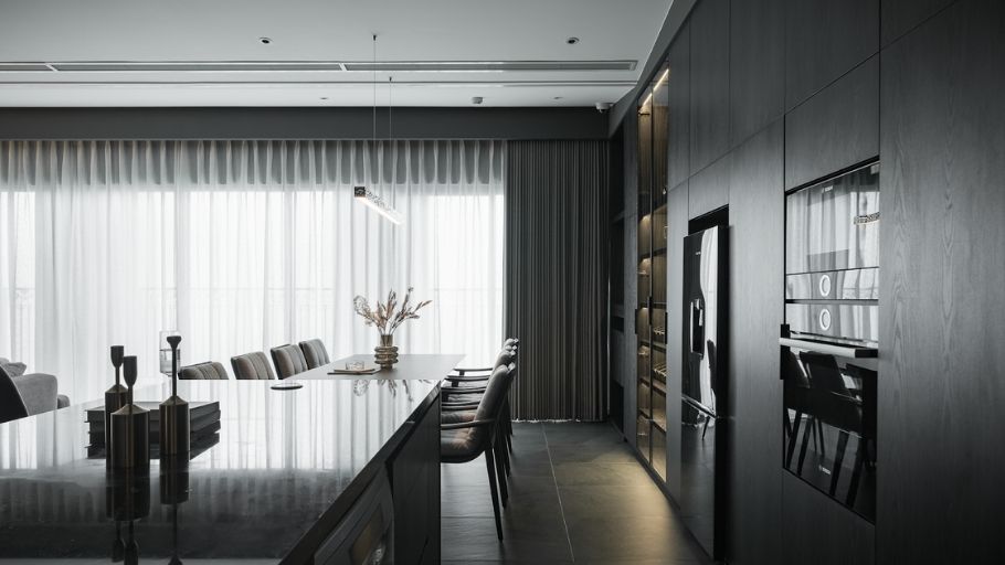 Khu vực bếp - ăn với bàn đảo dài và tủ lưu trữ kịch trần