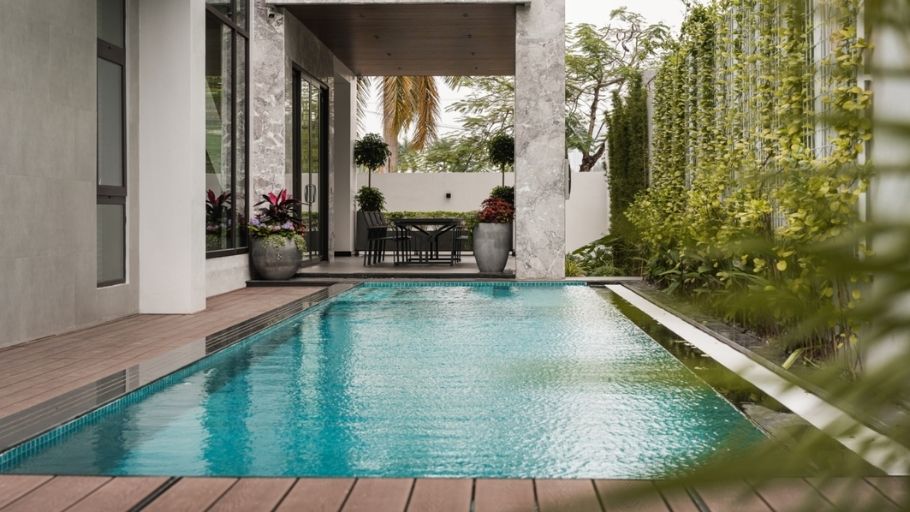 Không gian sân vườn xanh mát bao quanh hồ bơi vô cực dài, kết nối hài hòa giữa kiến trúc hiện đại và thiên nhiên nhiệt đới tại SEN Villa