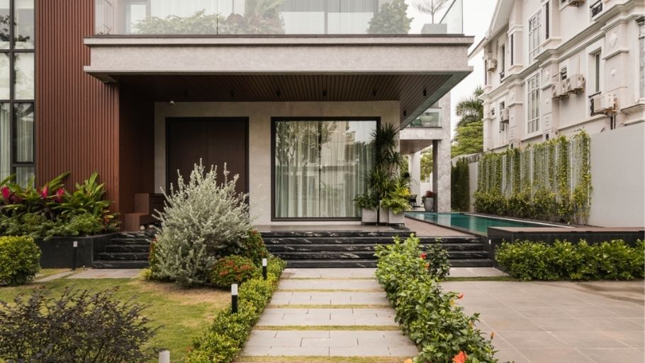 Lối vào chính dẫn đến khu vực hồ bơi trung tâm, nơi ánh sáng tự nhiên và cây xanh tạo nên không gian sống thoáng đãng và tiện nghi