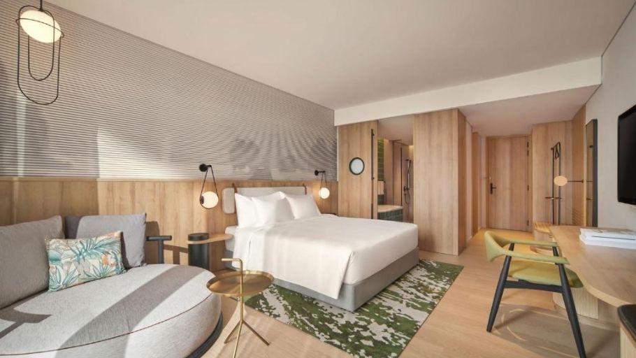 Thiết kế mở tràn ngập ánh sáng tự nhiên, kết nối hài hòa giữa nội thất và cảnh quan bên ngoài, nâng tầm trải nghiệm sống trong biệt thự 200m²