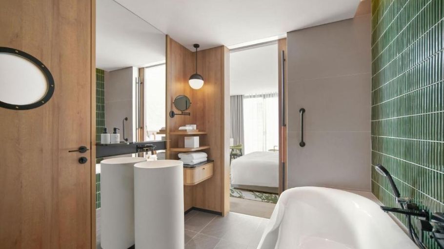 Phòng tắm biệt thự 200m² phong cách Contemporary nổi bật với thiết kế tối giản, kết hợp vật liệu gỗ ấm áp và điểm nhấn gạch xanh hiện đại