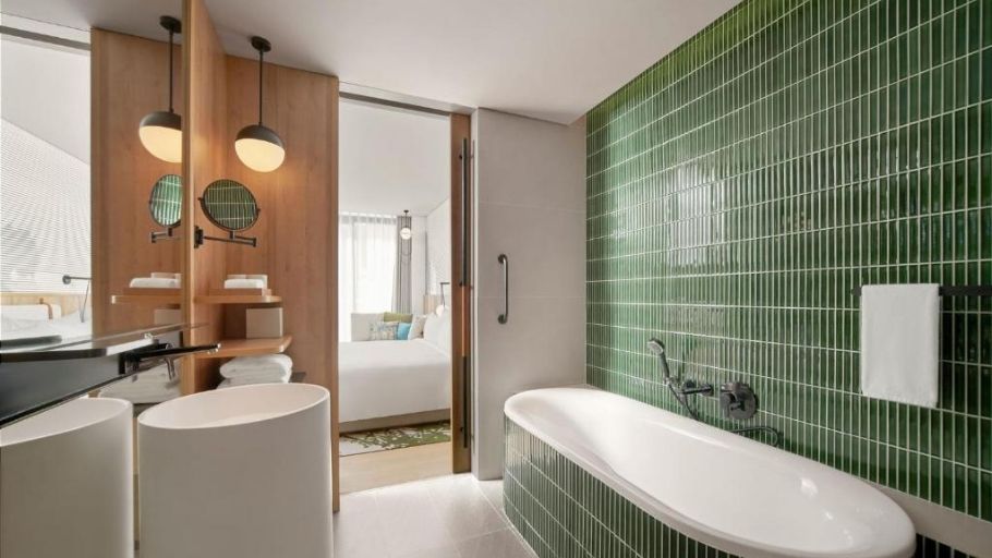 Không gian phòng tắm cao cấp với bồn tắm độc lập, lavabo đôi và ánh sáng tự nhiên, mang lại trải nghiệm thư giãn chuẩn nghỉ dưỡng tại gia