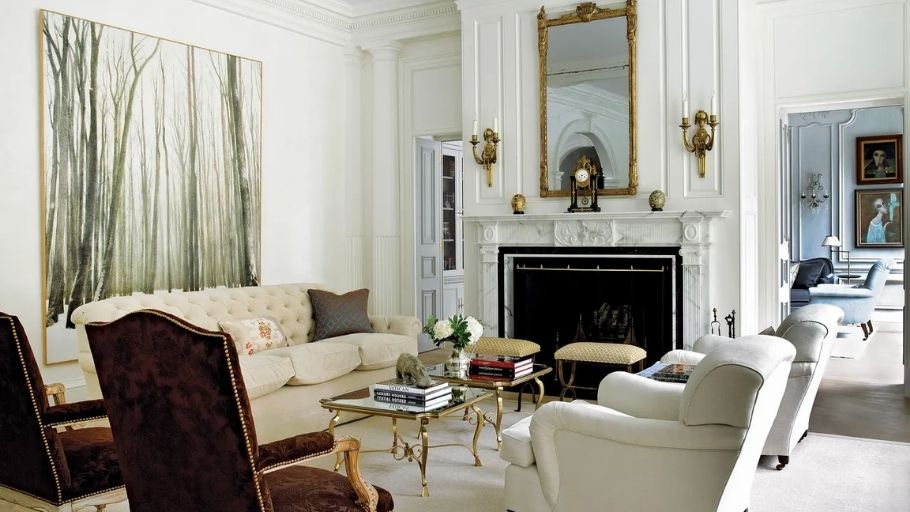 Phòng khách xa hoa với chi tiết Tân cổ điển kết hợp cùng tranh canvas khổ lớn, tạo nên chiều sâu thị giác và đẳng cấp cho không gian