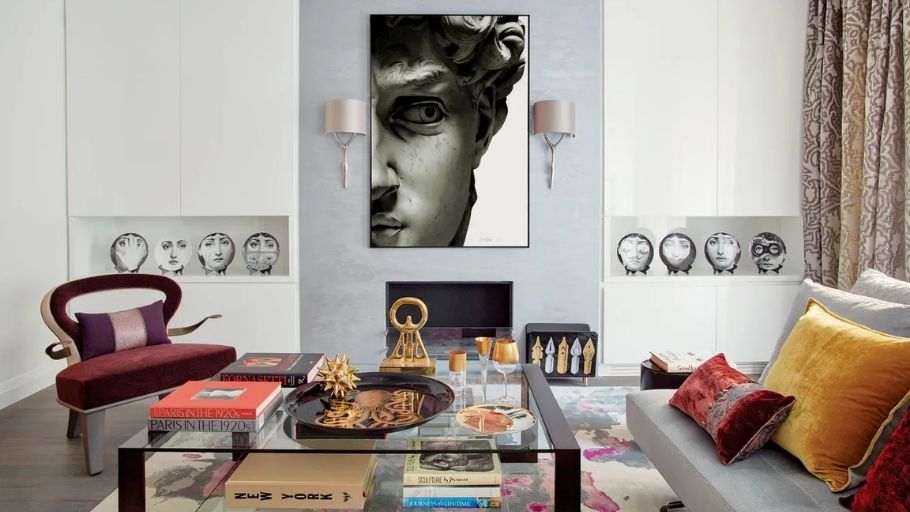 Sự kết hợp táo bạo giữa tượng điêu khắc Phục hưng và nội thất nhung hiện đại, tạo điểm nhấn nghệ thuật đầy cá tính cho phòng khách biệt thự 200m2