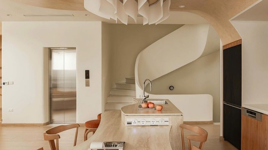 Tầm nhìn xuyên suốt từ khu vực bếp ra lối cầu thang uốn lượn