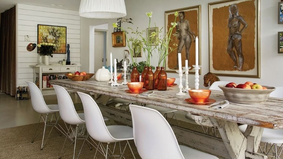 Khu vực ăn uống nổi bật với sự tương phản thú vị giữa bàn gỗ mộc mạc và ghế Eames hiện đại, vừa tối ưu diện tích vừa tăng tính thẩm mỹ cho biệt thự