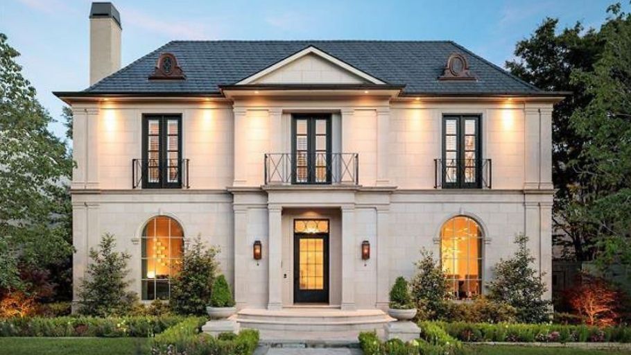 Mansion 2 tầng phong cách Pháp-Mỹ, đá beige, mái xám, cửa sổ vòm và ban công sắt nghệ thuật