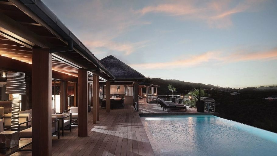 Hồ bơi vô cực trên sân thượng với tầm nhìn hoàng hôn tuyệt đẹp, mang đậm phong cách Mỹ sang trọng ven biển