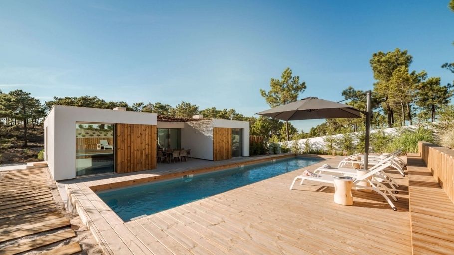 Biệt thự 1 tầng Pháp hiện đại, sân gỗ rộng và khu vực ăn uống ngoài trời sang trọng