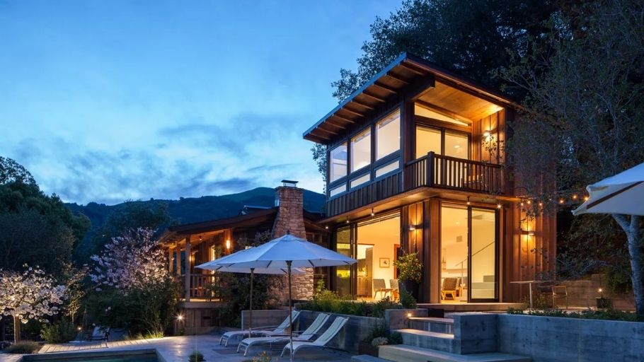 Biệt thự 2 tầng Pháp lung linh ánh đèn hoàng hôn, hồ bơi và ban công gỗ ấm cúng