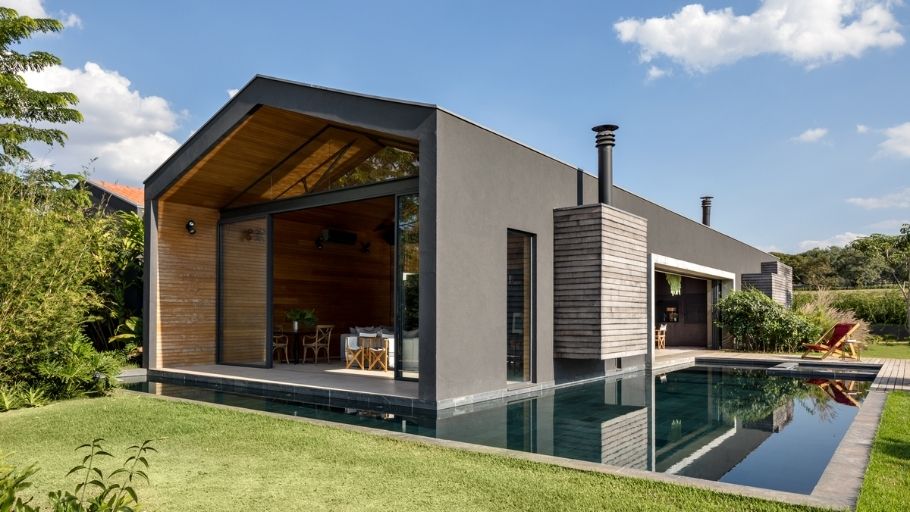 Biệt thự 1 tầng phong cách Pháp giữa rừng thông, hồ bơi và ghế nằm trắng thư giãn