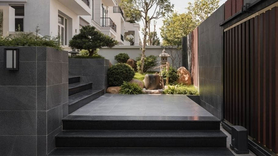 Bố trí tiểu cảnh, hồ nước hoặc trồng cây xanh bóng mát ngay tại góc khuyết để tái lập sự cân bằng trường khí là giải pháp mà các kiến trúc sư thường lựa chọn