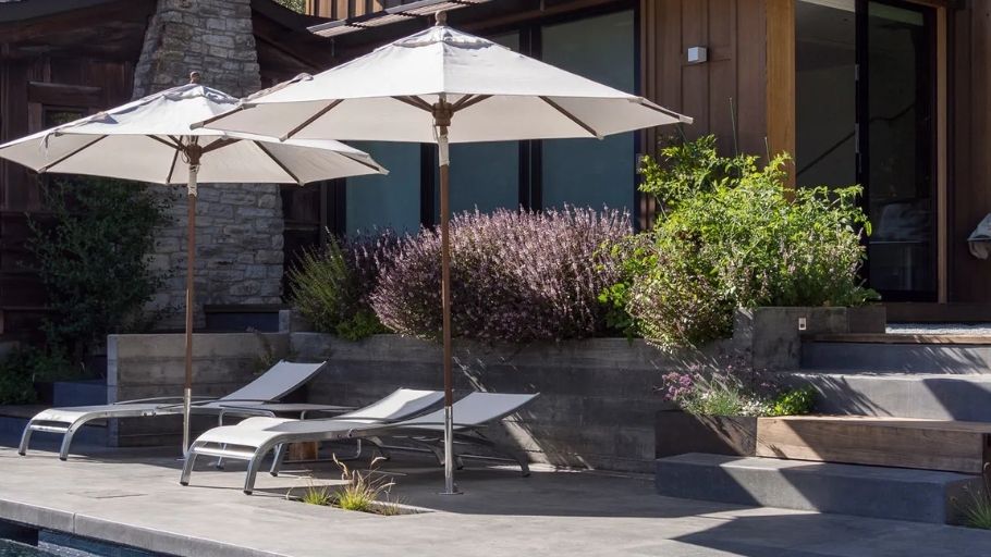 Góc hồ bơi biệt thự 2 tầng kiểu Pháp