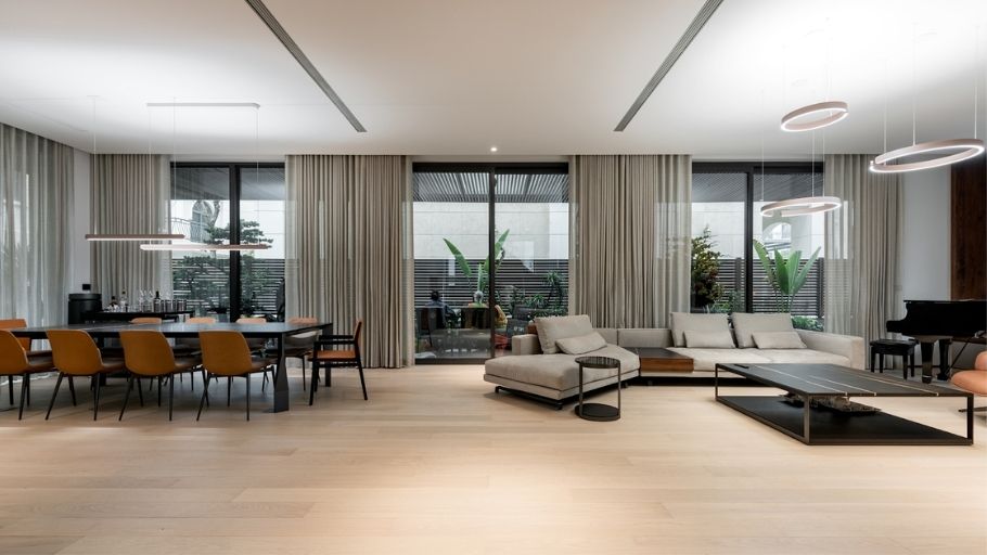 Phòng khách đẳng cấp với grand piano đen, sofa da nâu, sàn gỗ và kệ TV kim loại