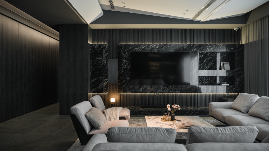 Phòng khách đẳng cấp với vách đá Marble đen vân mây và sofa êm ái