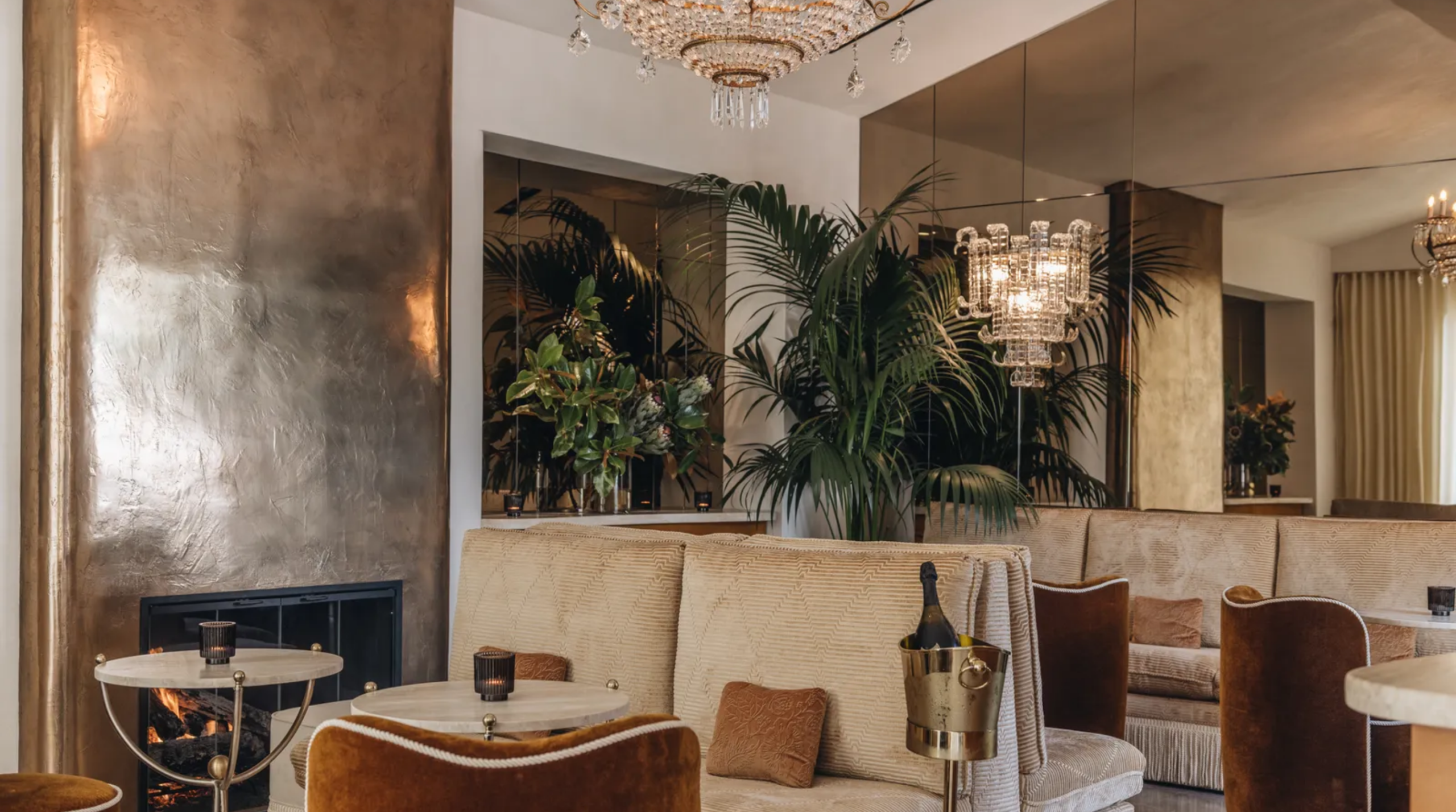 Chất liệu nhung, kính và niken đánh bóng tạo nên một sắc thái xa xỉ trong không gian lounge tại West Hollywood của Caviar Kaspia, được thiết kế bởi Night Palm. Ảnh: Pablo Enriquez