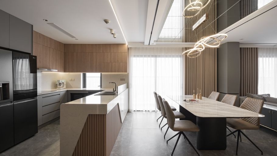 Quiet luxury cooking space - từ tủ gỗ đến bàn đá veined, mọi chi tiết đều kể chuyện sang trọng