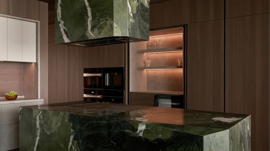 Đảo bếp với marble xanh, tủ gỗ cao cấp và đèn hiện đại