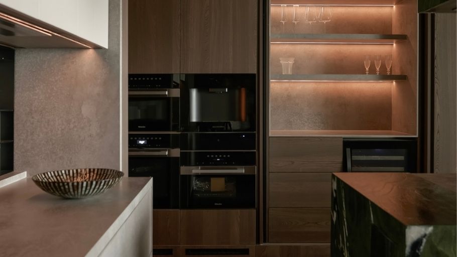 Nhà bếp hẹp thanh lịch, tối giản