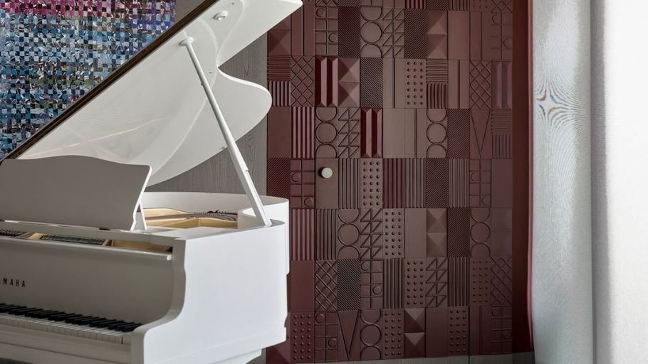 Góc nghệ thuật tinh tế với đàn Piano trắng và vách ốp 3D